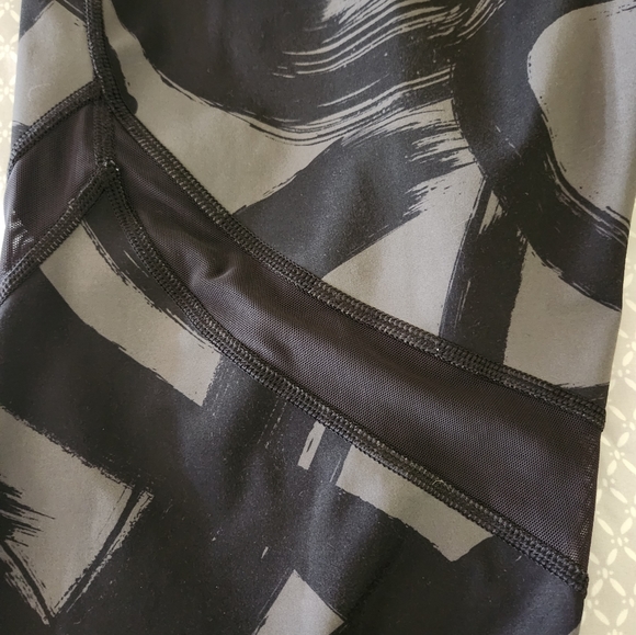 XL Athleta Black Tenacity 7/8 Brush Strokes Cropped Leggings - Picture 4 of 6